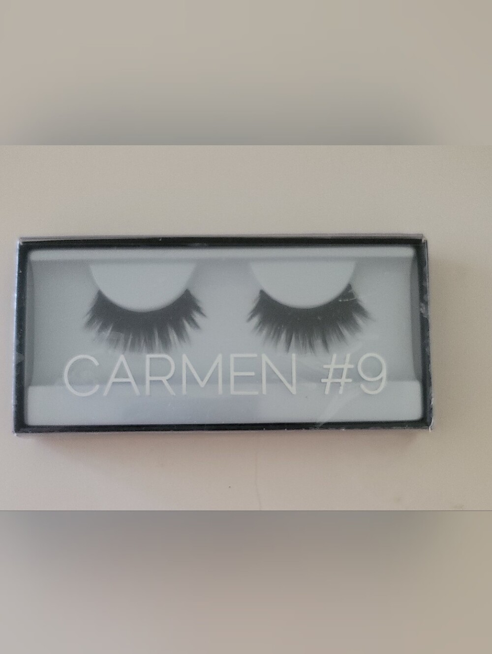 Huda Beauty Classic Lash False Eyelashes in  CARMEN #9  NEW